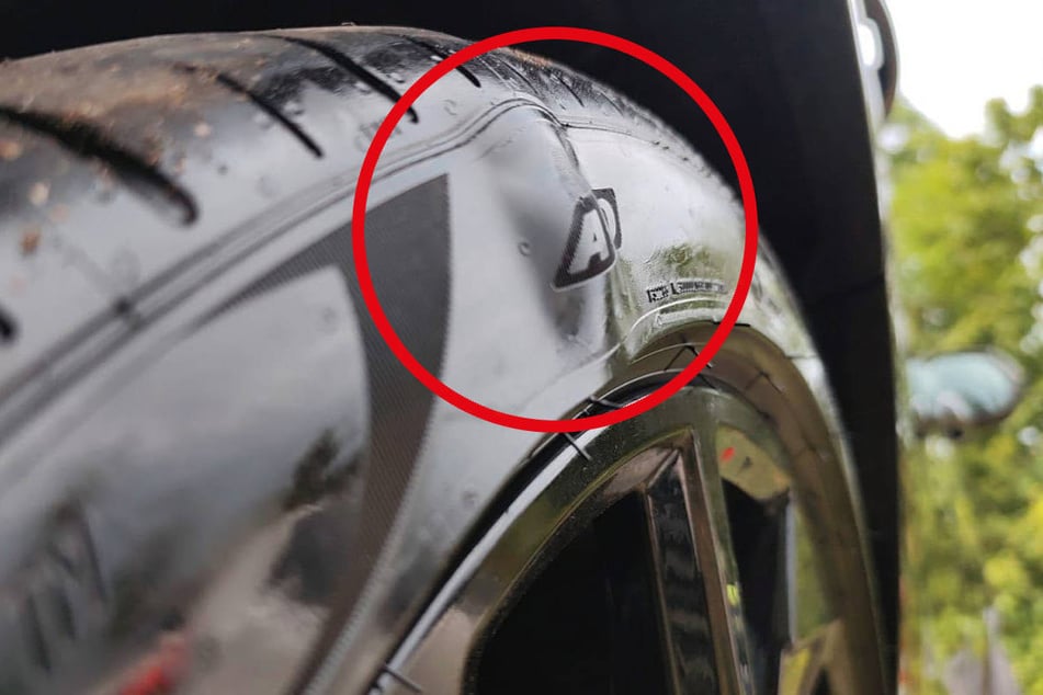 Ein Audi weist eine auffällige Beule an einem Reifen auf.