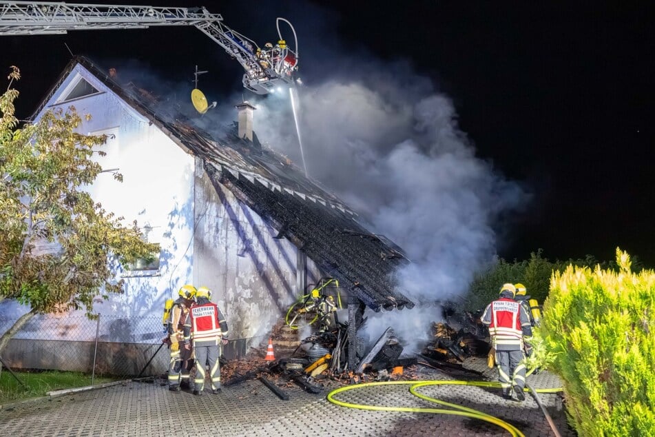 Der Dachstuhl eines Einfamilienhauses stand in Flammen.