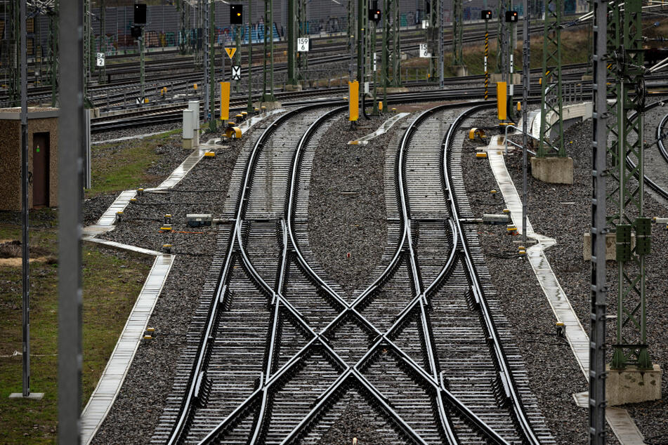 In diesem Jahr wurden schon 13 Mal Steine auf Schienen geworfen. (Symbolbild)