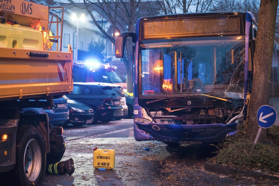 Linienbus kommt von glatter Straße ab und kracht gegen Baum: 16 Verletzte