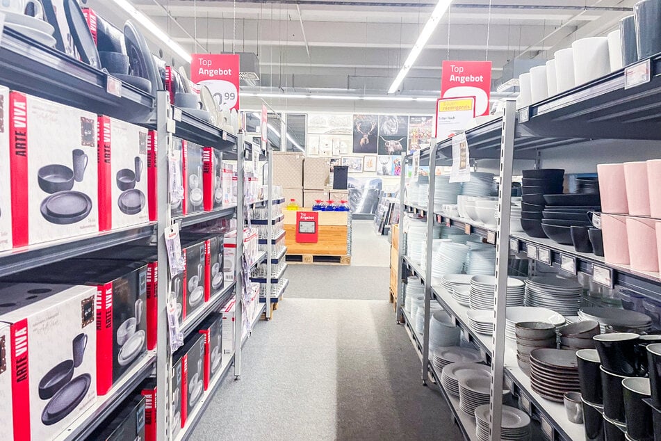Jetzt beim Räumungsverkauf von ROLLER in Husum vorbeischauen und ganze 30 Prozent Rabatt¹ auf nahezu alle Artikel sichern.