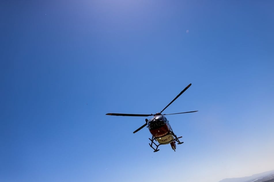 Die 69-jährige Motorradfahrerin wurde von einem Rettungshubschrauber abgeholt. (Symbolfoto)