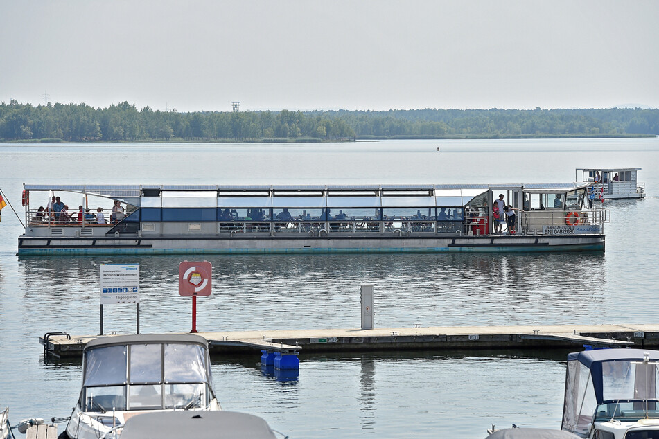 Das solarbetriebene Fahrgastschiff "Aqua Phönix" brannte am Donnerstag auf dem Senftenberger See ab. (Archivbild)