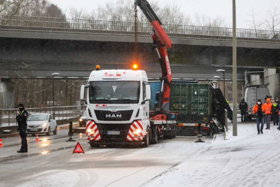 Lastwagen kracht in Hamburger U-Bahn-Brücke: U1 fährt wieder
