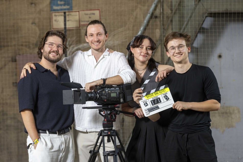 Julian (l.) und Jacob Wallner (r.) werden unterstützt von Eleanor Großhennig (3.v.l.) vom Verein Polaris Film und "Blackfire"-Werbefilmer Theodor Glöer.