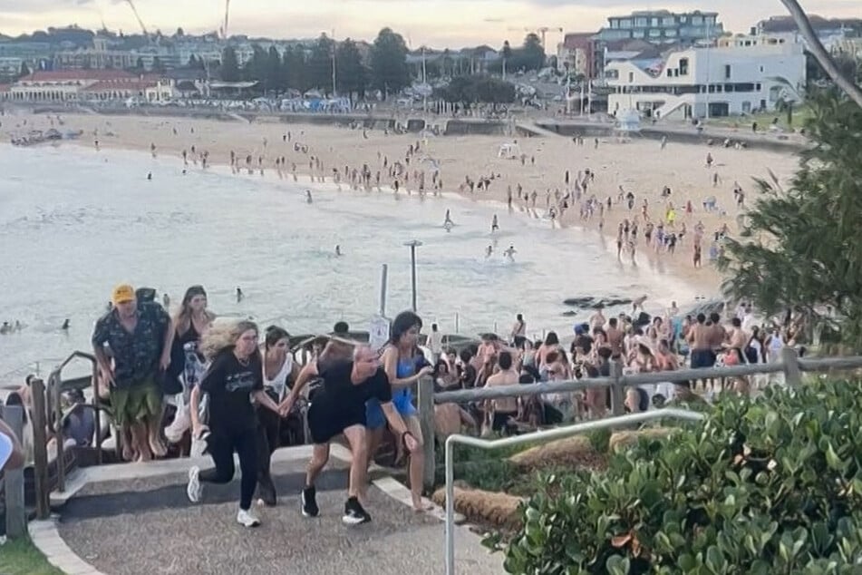 Am Strand brach nach den Schüssen Chaos aus.