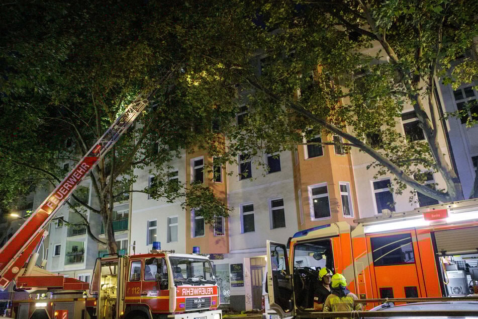 Berlin: Dachstuhl in Schöneberg teilweise eingestürzt: Feuerwehr im Großeinsatz
