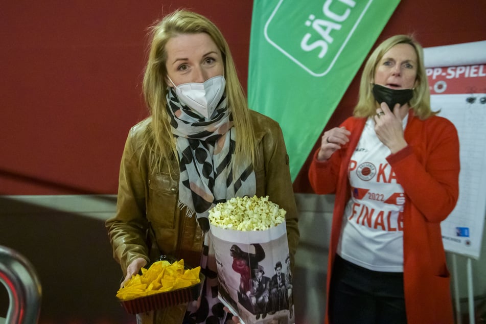 Ex-DSC-Angreiferin Heike Beier (38, l.) mit Ex-Zuspielerin Beatrice "Micki" Dömeland (48, r.), die das Public Viewing organisierte.