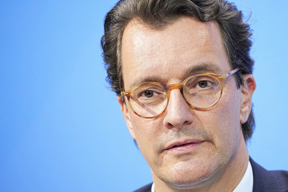 NRW-Ministerpräsident Wüst fordert "nationalen Kraftakt" bei Corona-Impfung
