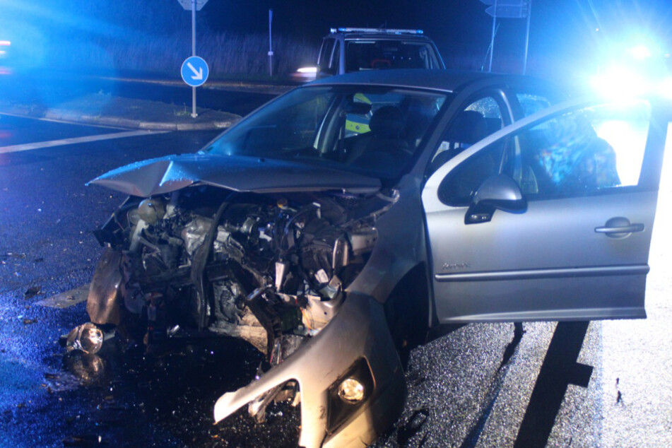 Der Wagen des 23-Jährigen wurde bei dem Unfall enorm beschädigt.