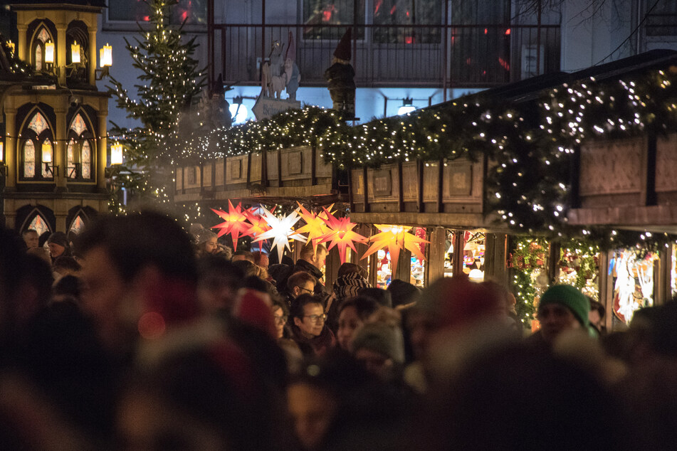 Am Samstag strömten derart viele Menschen auf die Weihnachtsmärkte in der Düsseldorfer Innenstadt, dass es für Stunden zu massiven Störungen im Verkehr kam. (Symbolbild)