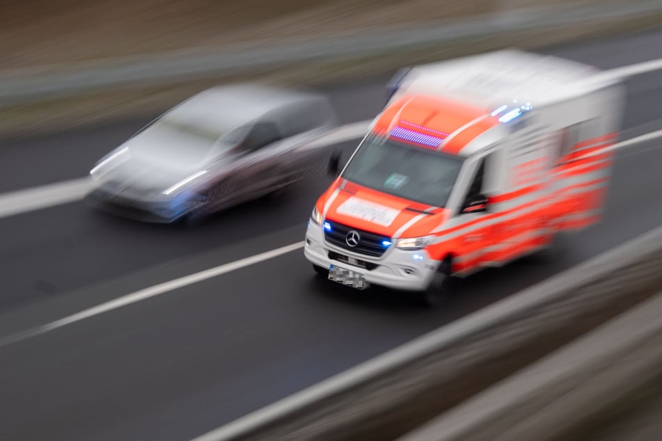 Eine 18-Jährige und ein gleichaltriger Mann wurden in ein Krankenhaus gebracht. (Symbolbild)