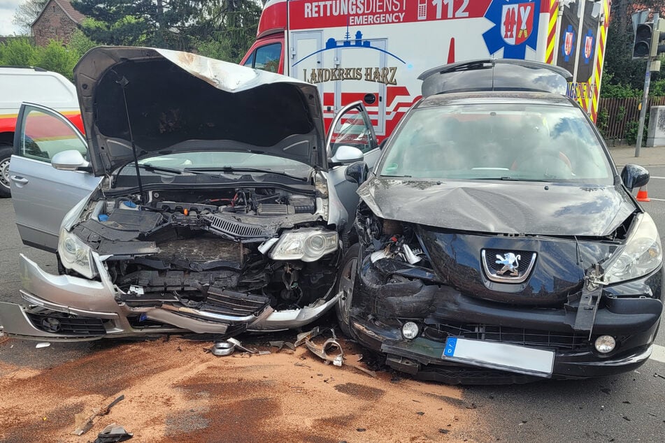 Crash endet an geparktem Auto: Vier Verletzte nach Unfall im Harz!