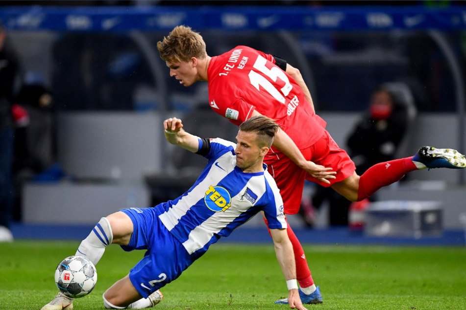 Herthas Peter Pekarik im Zweikampf mit Unions Marius Bülter.