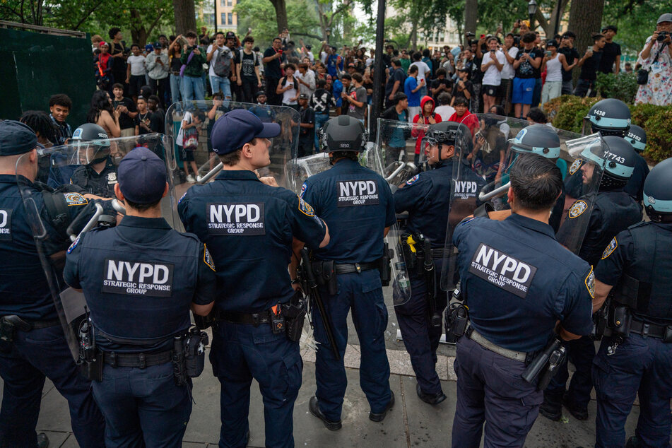 New York police officers were deployed in large numbers after a give-away organized by YouTuber Kai Cenat spiralled out of control.