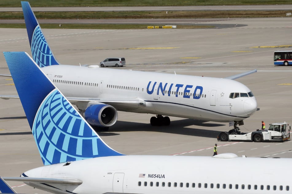 Zwei Menschen wurden in der Maschine der Fluggesellschaft United Airlines verletzt. (Symbolbild)