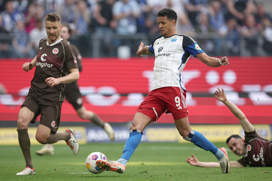 Strittige Szene: HSV-Knipser Robert Glatzel (l.) erzielt die vermeintliche Führung, doch der Treffer wird wegen eines strittigen Fouls zurückgenommen.