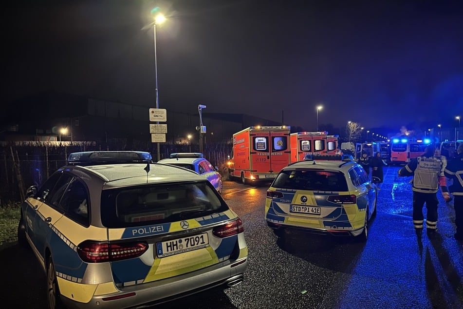 Polizei und Rettungskräfte wurden zum Neuenfelder Fährdeich gerufen.