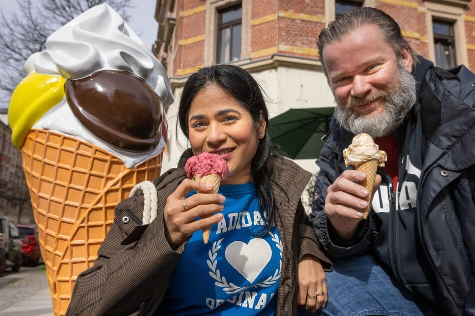 Sven und Daisy (31) genießen bei einem Spaziergang über den Kaßberg eine Kugel Eis aus dem Eiscafé Eis-Zapfen.