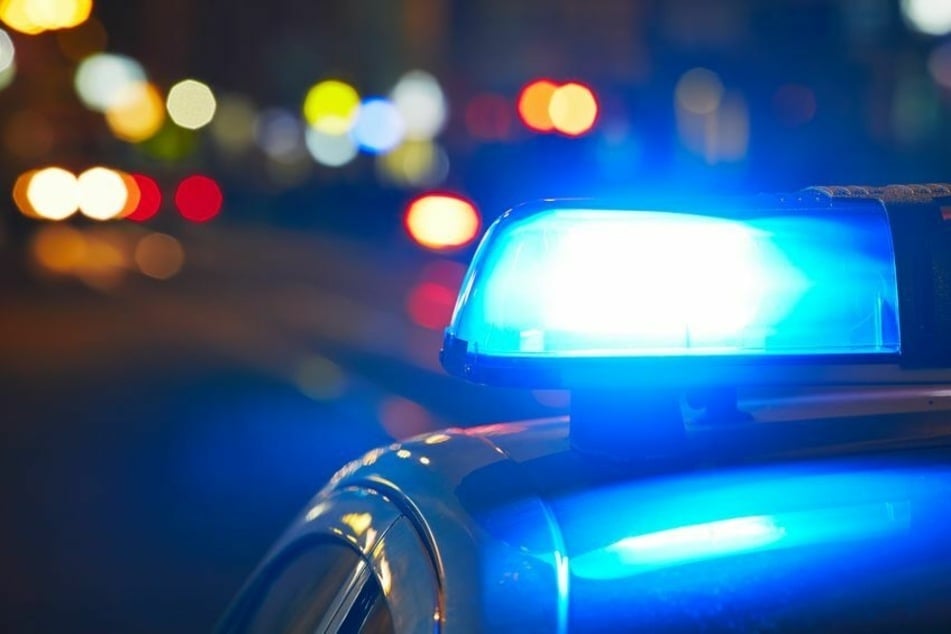 In der Nacht auf Sonntag rief ein 23-Jähriger die Polizei um Hilfe, weil er sich nicht mehr unter Kontrolle hatte. Kurz darauf attackierte er die Beamten. (Symbolbild)