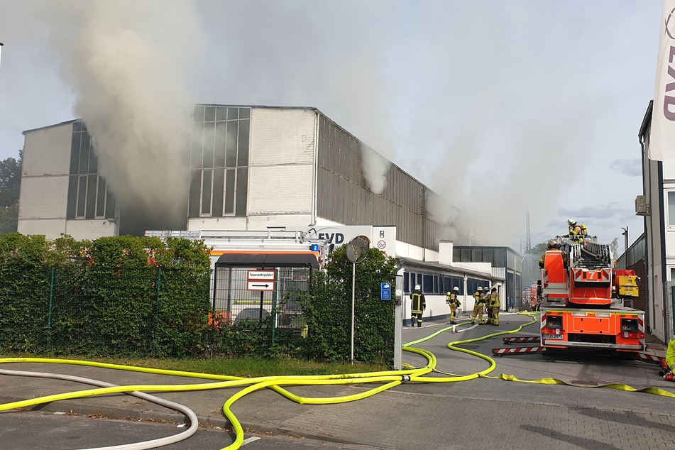 Die Feuerwehr ist mit rund 80 Einsatzkräften vor Ort.