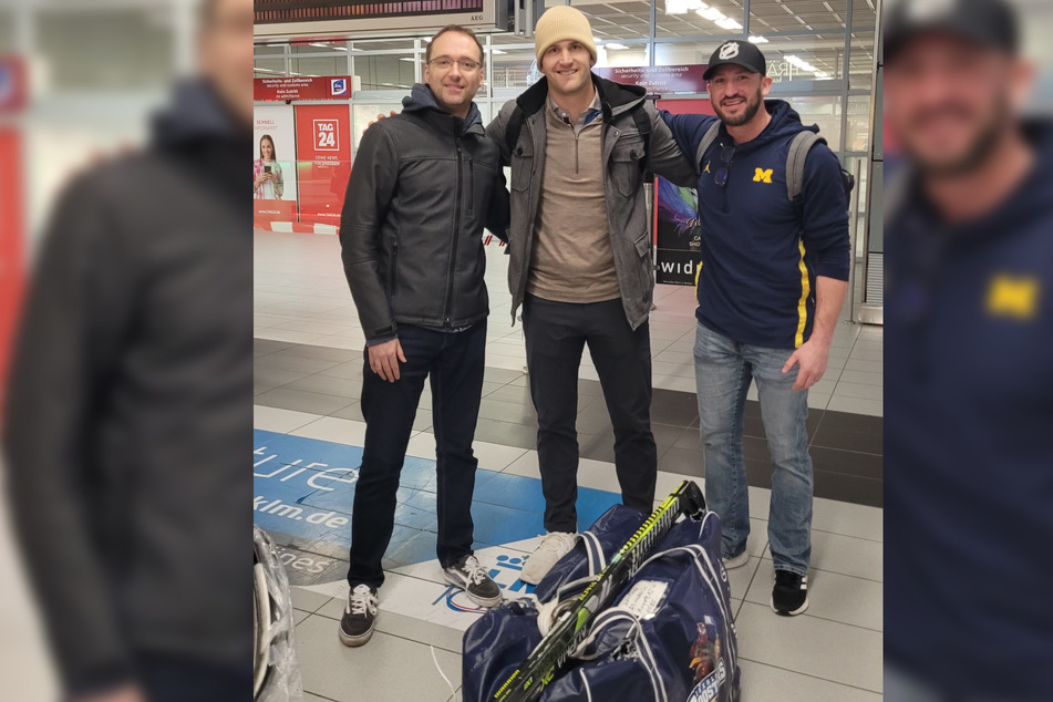 Eislöwen-Sportdirektor Matthias Roos (42, v.l.) holte Justin Florek (33) und Travis Turnbull (37) vom Flughafen ab.