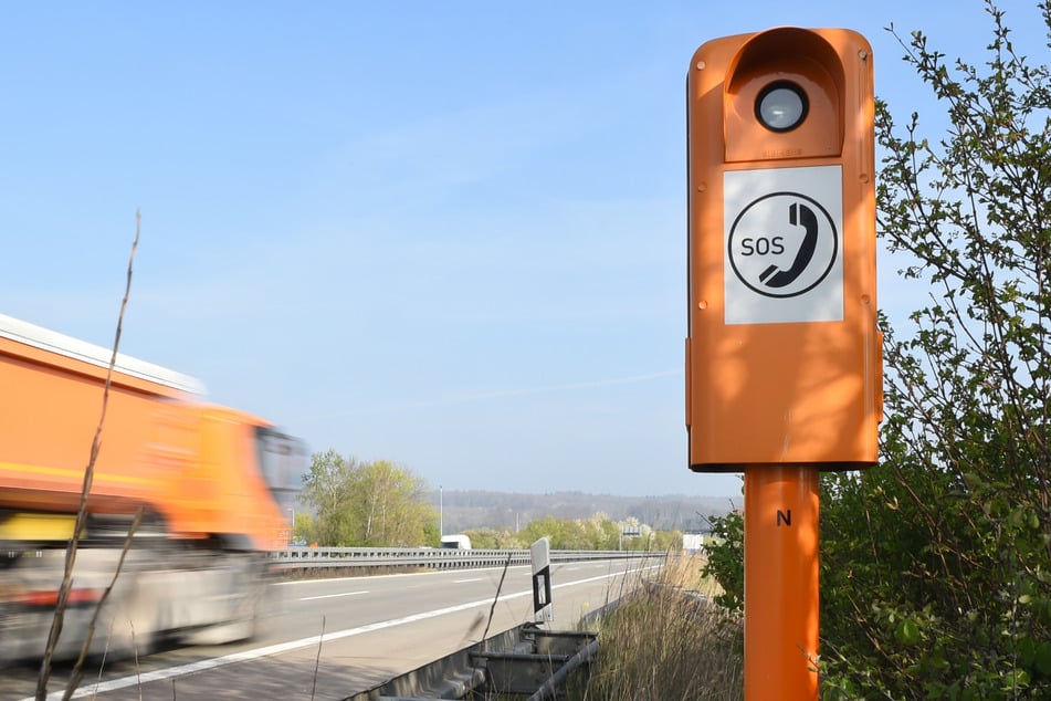 Sollte das Handy mal streiken. Entlang der Autobahn finden sich in regelmäßigen Abständen sogenannte Notrufsäulen. (Symbolfoto)