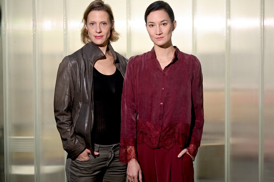 Anja Pahl (51)(l.) ist seit 2021 bei der ZDF-Serie SOKO Potsdam dabei und Agnes Decker (39) seit 2022 an ihrer Seite.