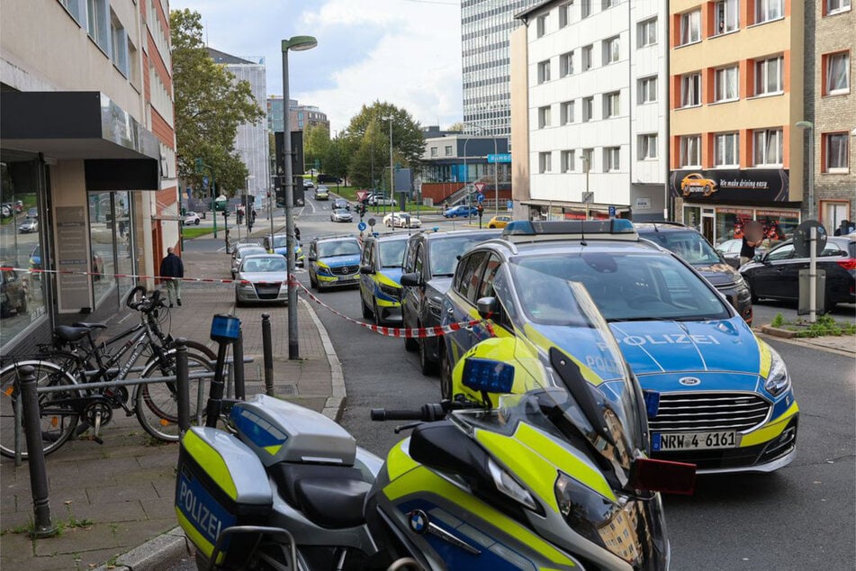 Häftling auf Weg zum Arzt befreit: Bewaffnete Täter auf der Flucht