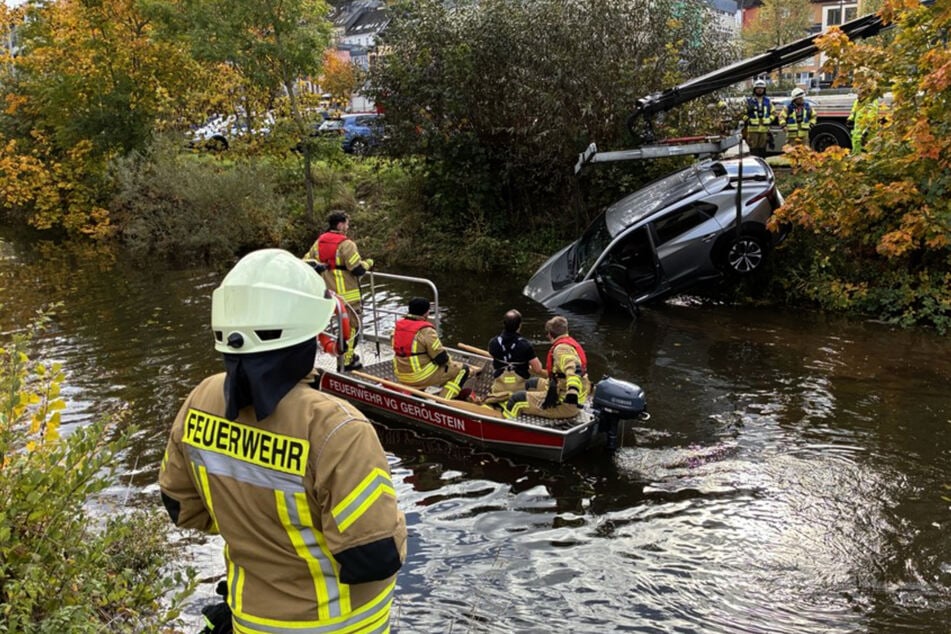 Die Feuerwehr Gerolstein barg das Auto mithilfe eines Abschleppunternehmens aus der Kyll.