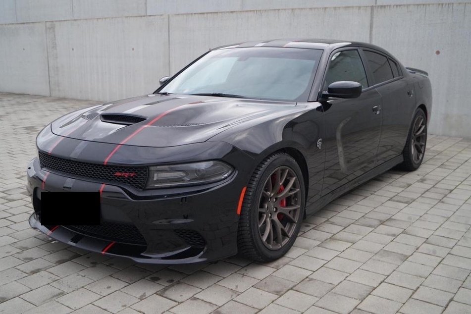 Dieser Dodge Charger wurde vor vier Wochen von einem Firmengelände in Düsseldorf gestohlen.