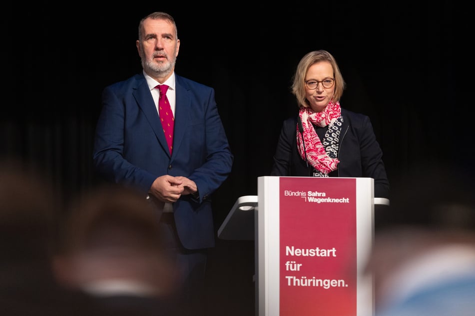 Katja Wolf und Steffen Schütz, beide Landesvorsitzende, stehen beim Landesparteitag BSW Thüringen in der Festhalle zusammen.