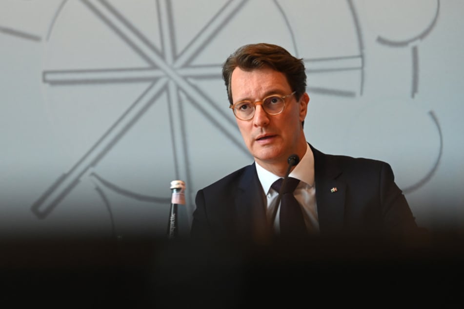 Steht weiter hinter seiner Bauministerin: NRW-Ministerpräsident Hendrik Wüst (50).