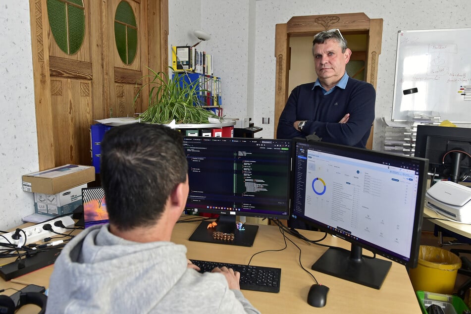 Ali Hakimi* (38, will anonym bleiben) arbeitet bisher bei QUIS AG. Sein Chef Riccardo Sachse (57) würde ihn gerne behalten.