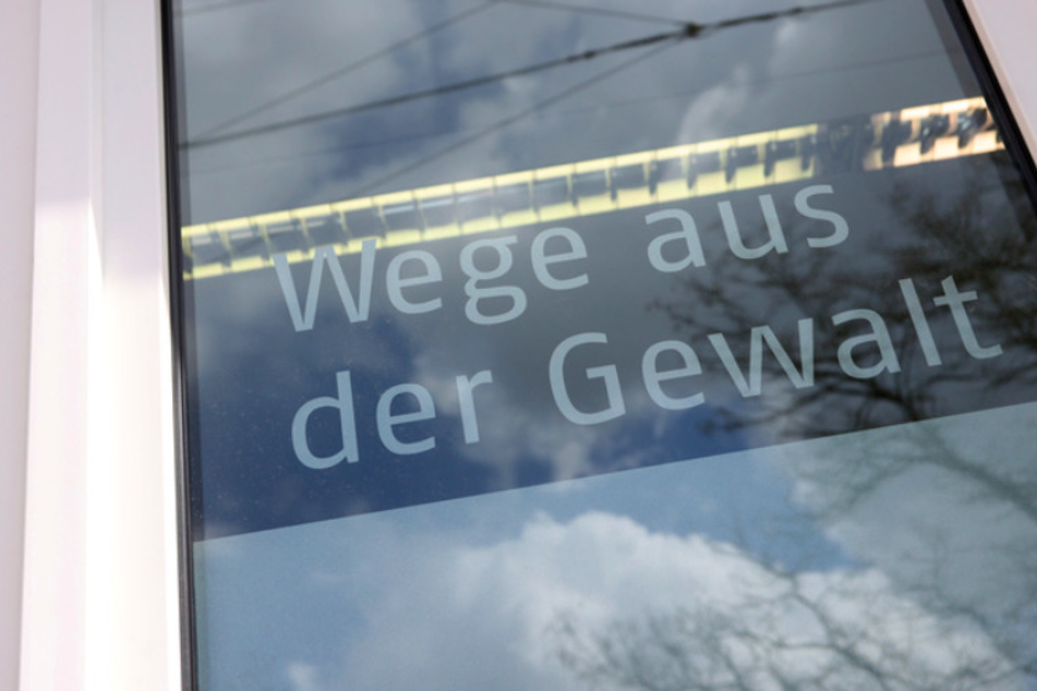 Die Beratungsstelle "via" der Arbeiterwohlfahrt (AWO) in Augsburg mit der Aufschrift "Wege aus der Gewalt". Im Schnitt rufen sechs Männer am Tag an, die Hilfe suchen.