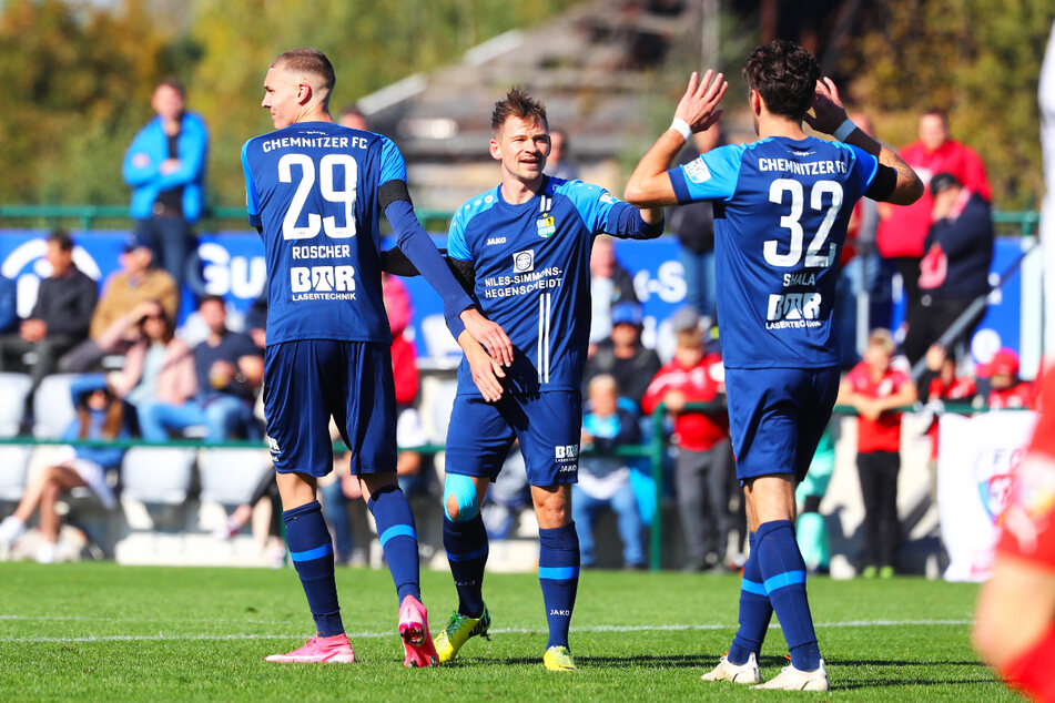 Torjubel nach dem 1:0 für Chemnitz. Im Bild: Simon Roscher, Torschütze Kevin Freiberger und Andis Shala.