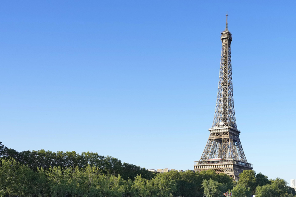 Alkoholisierte Touristen verbringen heimlich die Nacht auf dem Eiffelturm