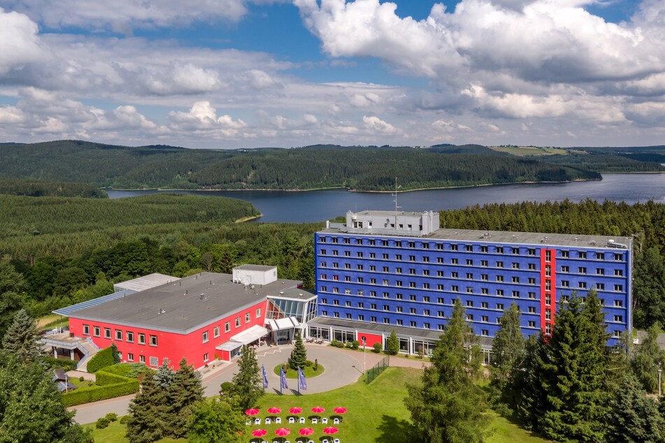 Das "Hotel Am Bühl" in Eibenstock wird durch seine Farbe auch "Blaues Wunder" genannt. Die Unterkunft ist laut einem Urlaubsportal das familienfreundlichste Hotel in Sachsen.