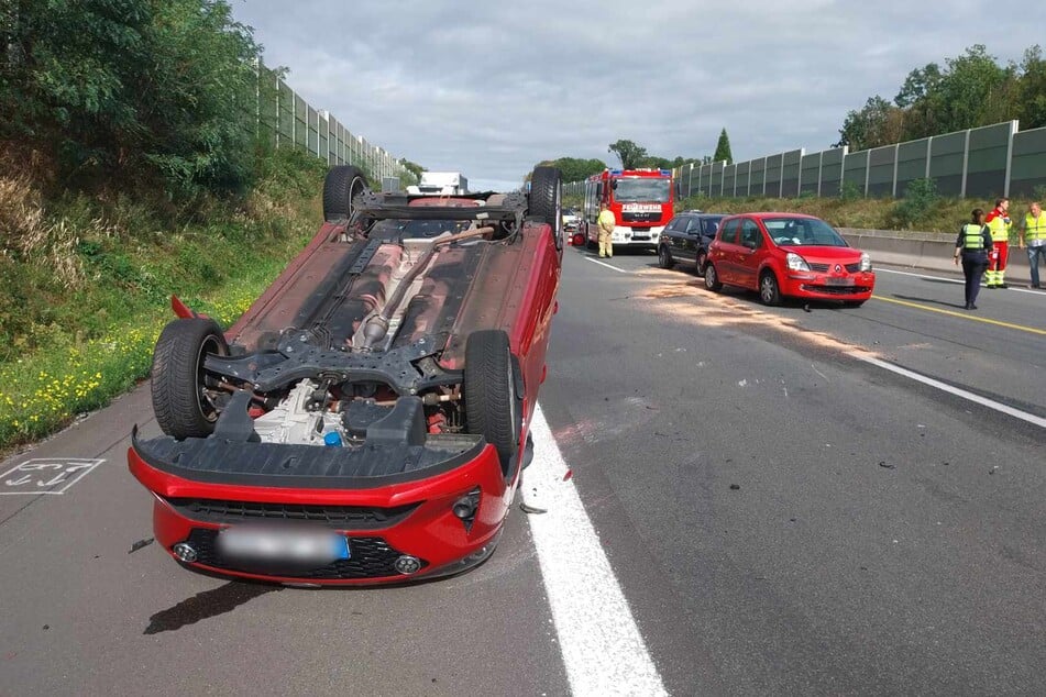 Eines der fünf Fahrzeuge überschlug sich bei dem Kettenunfall auf der A3 bei Siegburg.