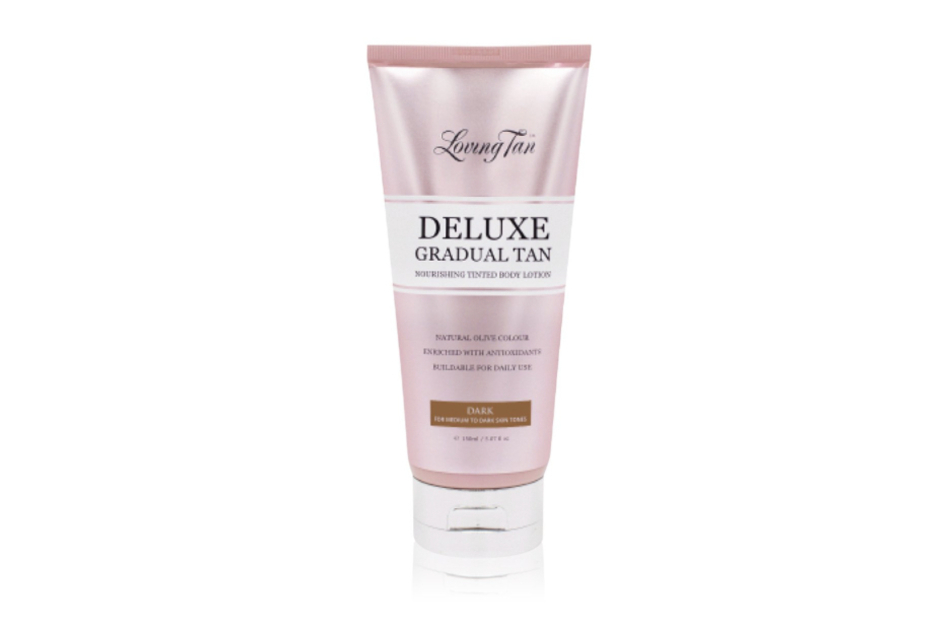 Eine Bodylotion der Extraklasse: Deluxe Gradual Tan versorgt die Haut und verlängert die sommerliche Bräune.