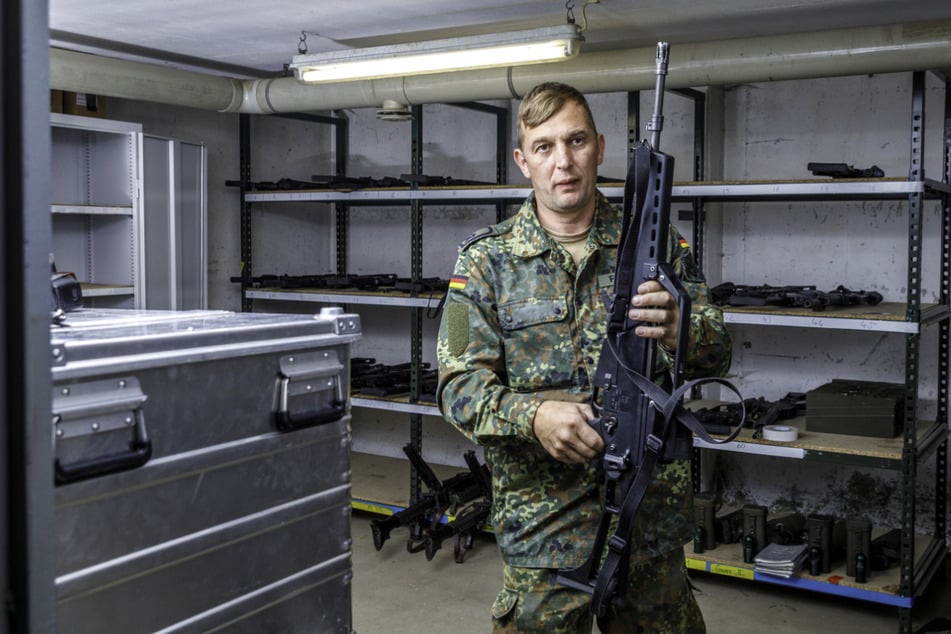 Hauptfeldwebel Thomas Frescura (47) gibt am Morgen die Waffen aus.