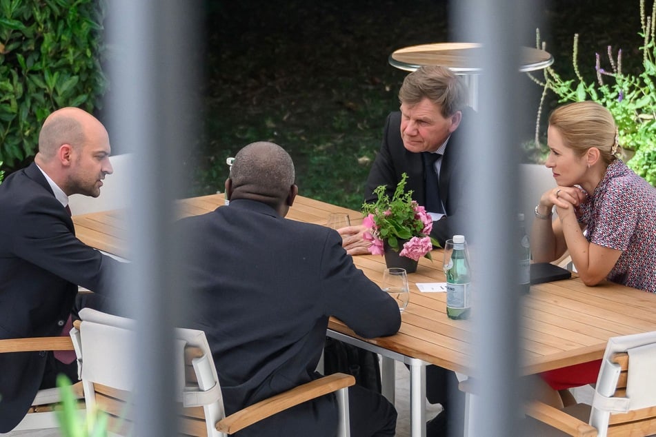 Frankreichs Minister für Europa und Auswärtige Angelegenheiten Jean-Noel Barrot (42, v.l.n.r), Großbritanniens Außenminister David Lammy (52), Deutschlands Außenminister Johann Wadephul (62, CDU) und die Hohe Vertreterin der Europäischen Union für Außen- und Sicherheitspolitik, Kaja Kallas (48), während eines Treffens der europäischen Außenminister an einem Terrassentisch in den Büros des Honorarkonsuls der Bundesrepublik Deutschland in Genf.