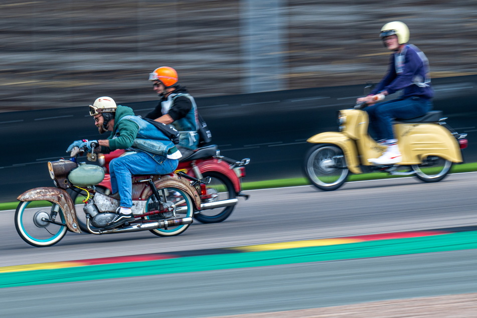 Vom Sachsenring aus fuhren die Teilnehmer eine 50 Kilometer lange Rundfahrt über Glauchau und Mülsen nach Oelsnitz und zurück.