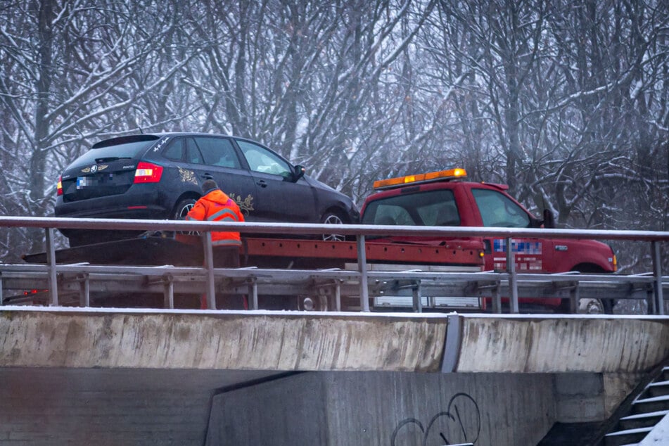 Ein Abschleppdienst transportierte den beschädigten Wagen ab.