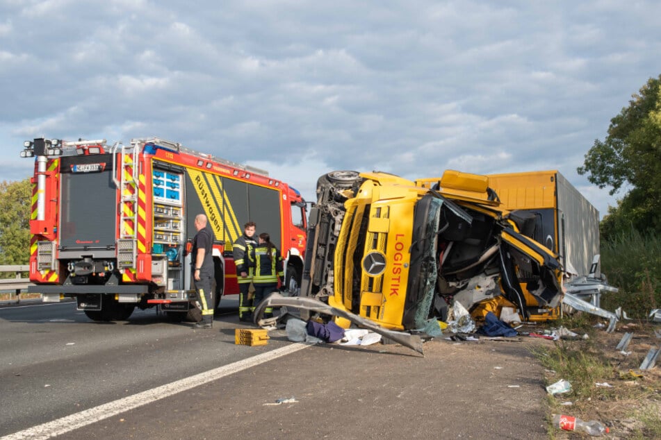 Unfall A57: Heftiger Unfall auf A57: Lkw-Fahrer kracht in Betonabweiser und landet auf Fahrerseite - Klinik!