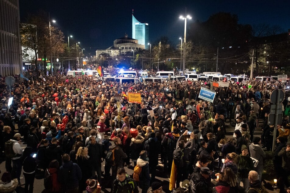 Bereits am 7. November hatten zahlreiche Menschen an einer "Querdenker"-Demo in Leipzig teilgenommen. Die wenigsten von ihnen trugen Masken, Abstandsregeln wurden nicht eingehalten.