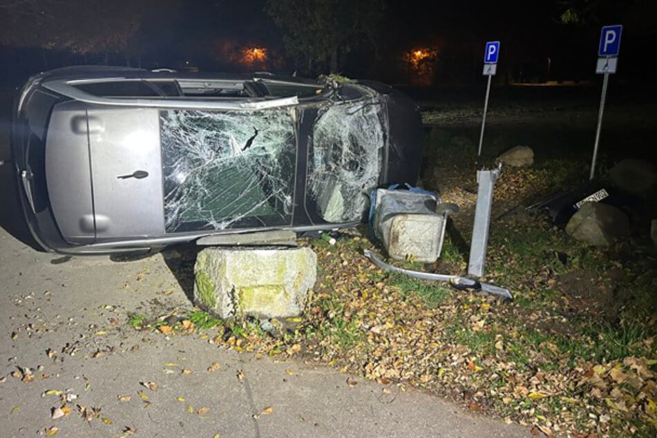 Am Auto, das auf die Seite kippte, entstand wirtschaftlicher Totalschaden.