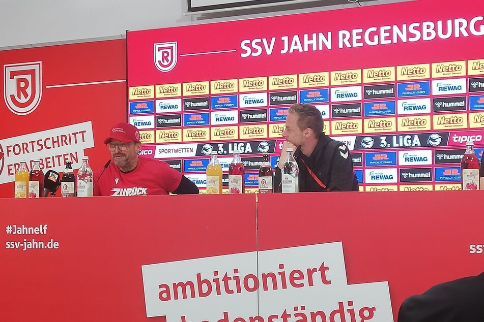 Ein gut gelaunter Pele Wollitz gibt den Partybefehl.
