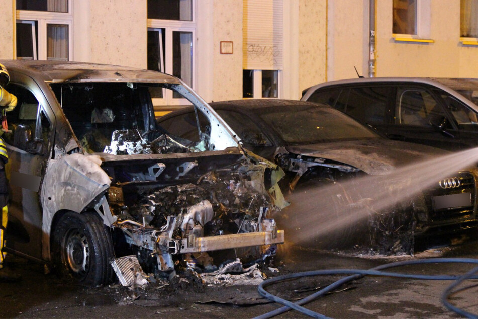 Auch das benachbarte Auto wurde durch das Feuer beschädigt.