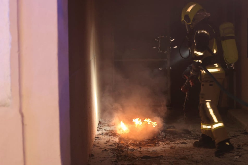 In einem Hausdurchgang in der Clausstraße stand eine Mülltonne in Flammen.